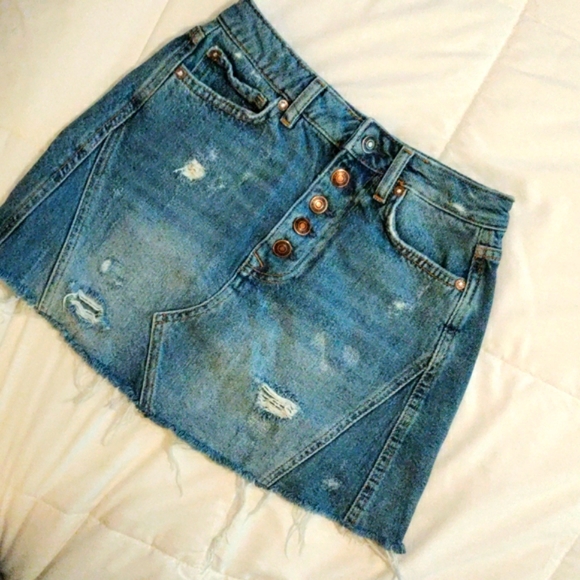 Free People denim mini skirt.         24 in waist - Picture 2 of 6